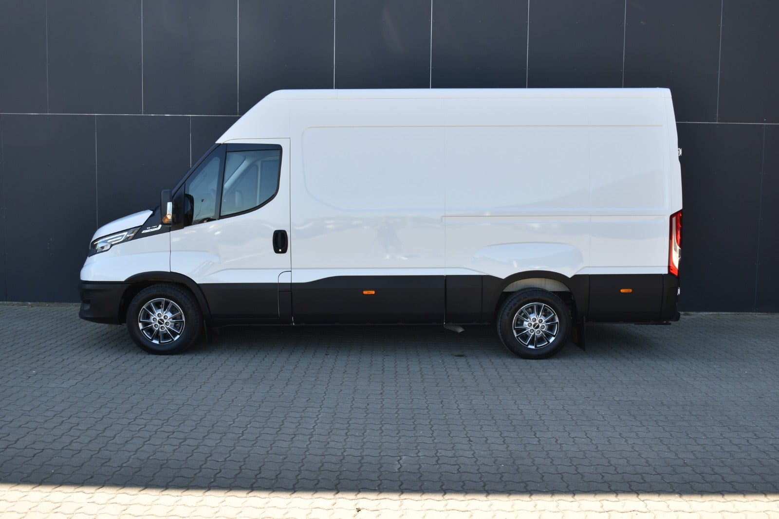 flexleasing-iveco-daily-23-35s16-12m3-van-ag8-findleasing