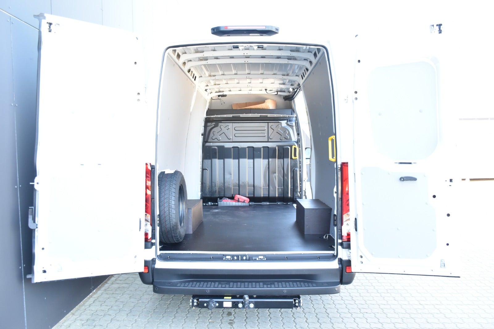 flexleasing-iveco-daily-23-35s16-12m3-van-ag8-findleasing