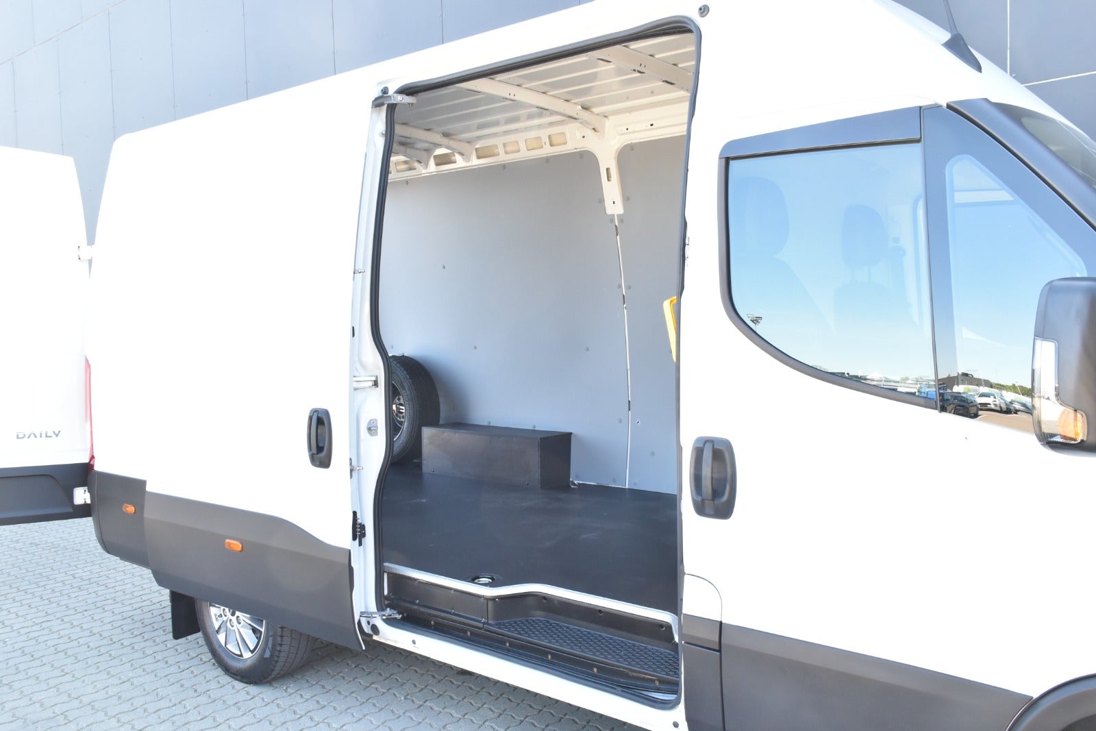 flexleasing-iveco-daily-23-35s16-12m3-van-ag8-findleasing