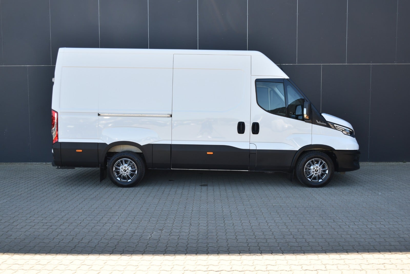 flexleasing-iveco-daily-23-35s16-12m3-van-ag8-findleasing