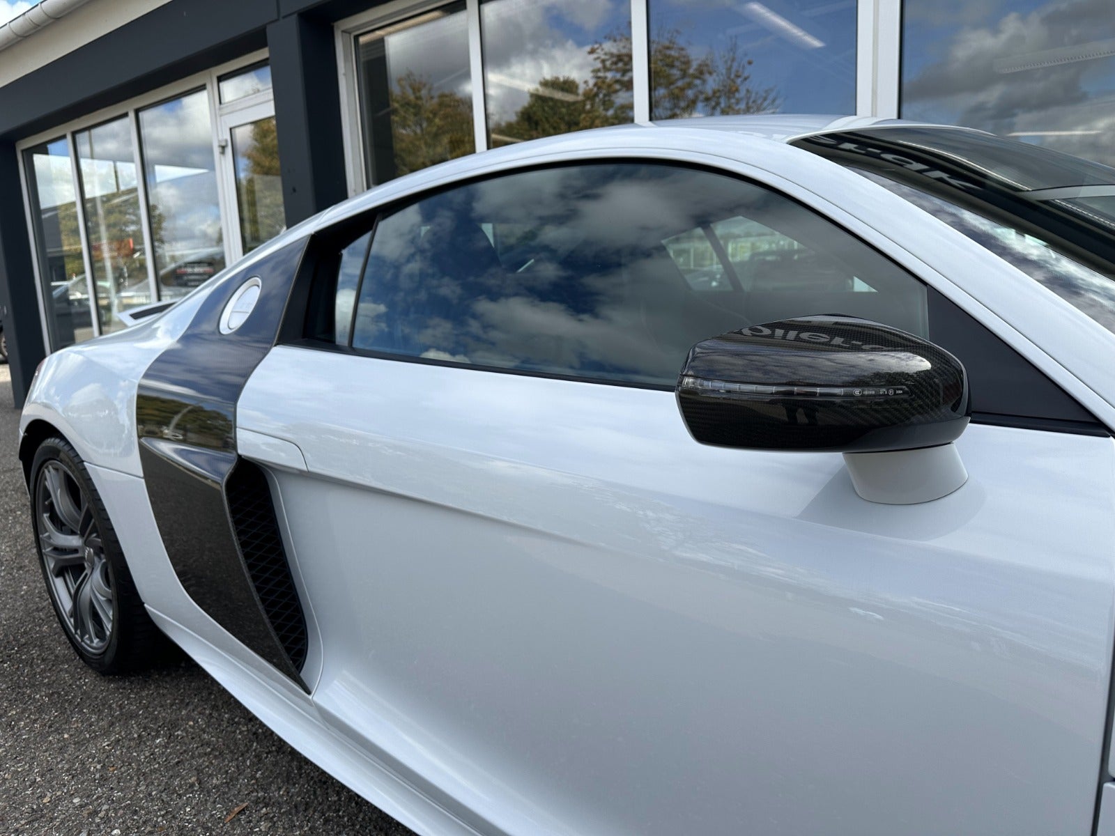 flexleasing-audi-r8-52-fsi-plus-coupe-quattro-s-tr-2d-findleasing