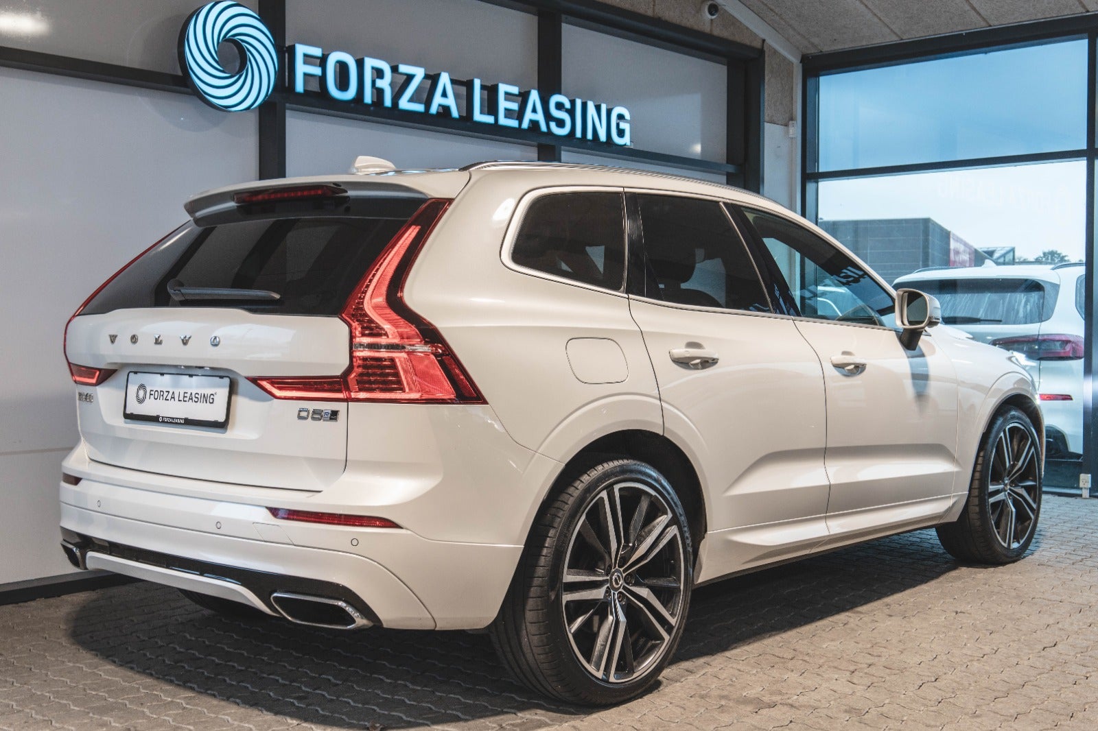 flexleasing-volvo-xc60-20-d5-235-r-design-aut-awd-5d-findleasing