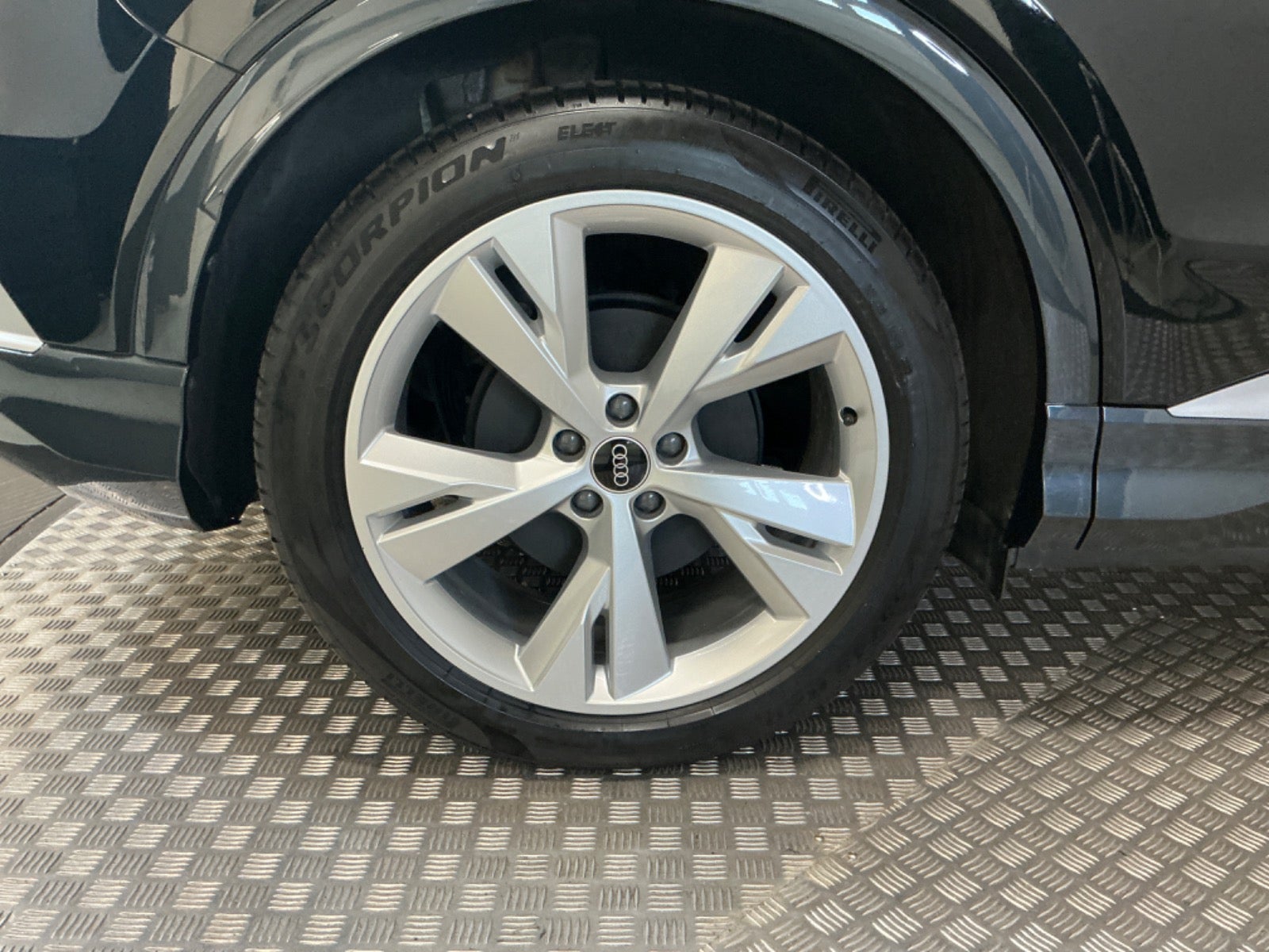 flexleasing-audi-q4-e-tron-40-attitude-s-line-5d-findleasing