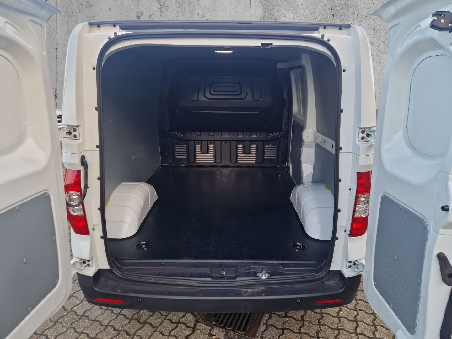 flexleasing-maxus-e-deliver3-3-35-cargo-van-swb-findleasing