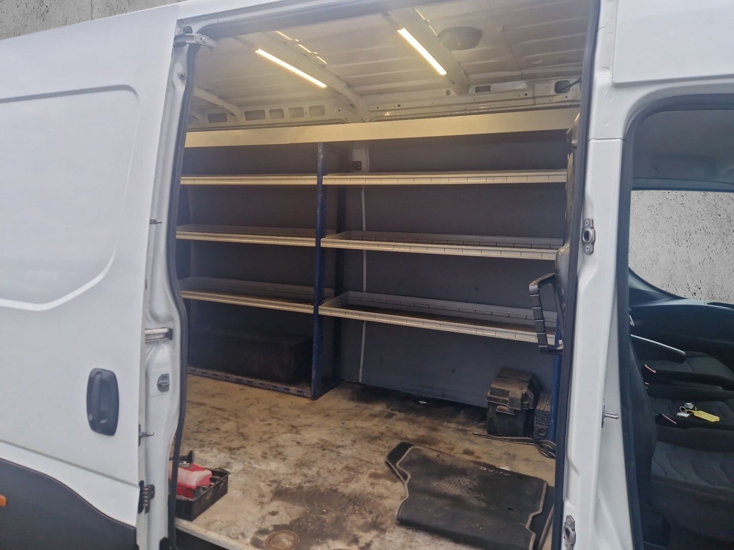 flexleasing-iveco-daily-30-35s18-12m3-van-ag8-findleasing