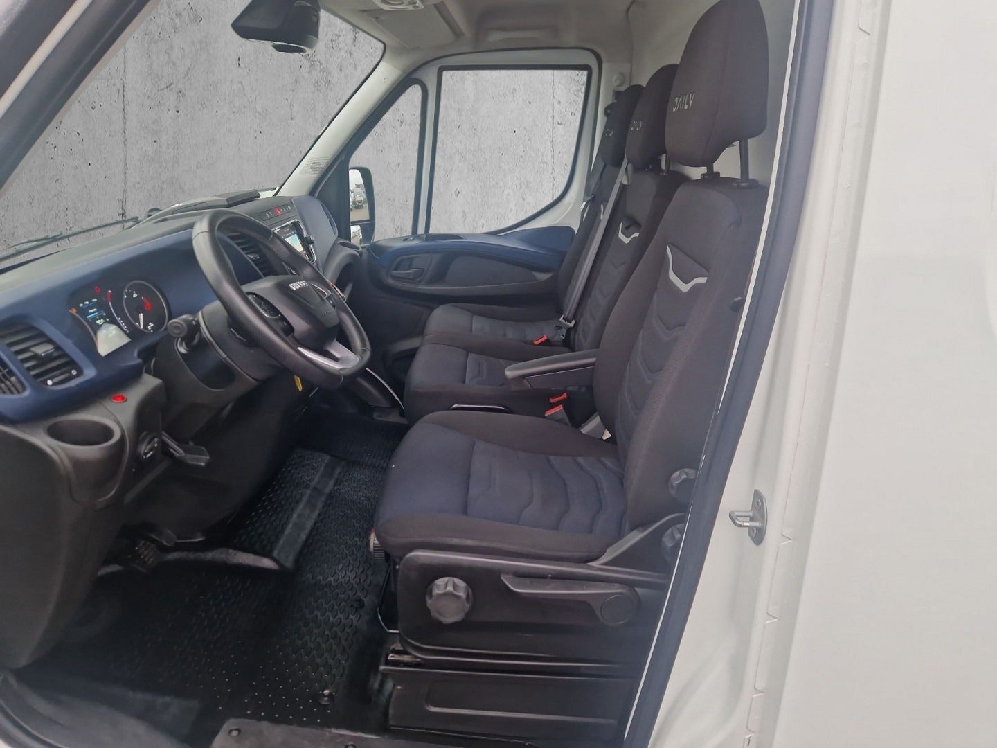 flexleasing-iveco-daily-30-35s18-12m3-van-ag8-findleasing