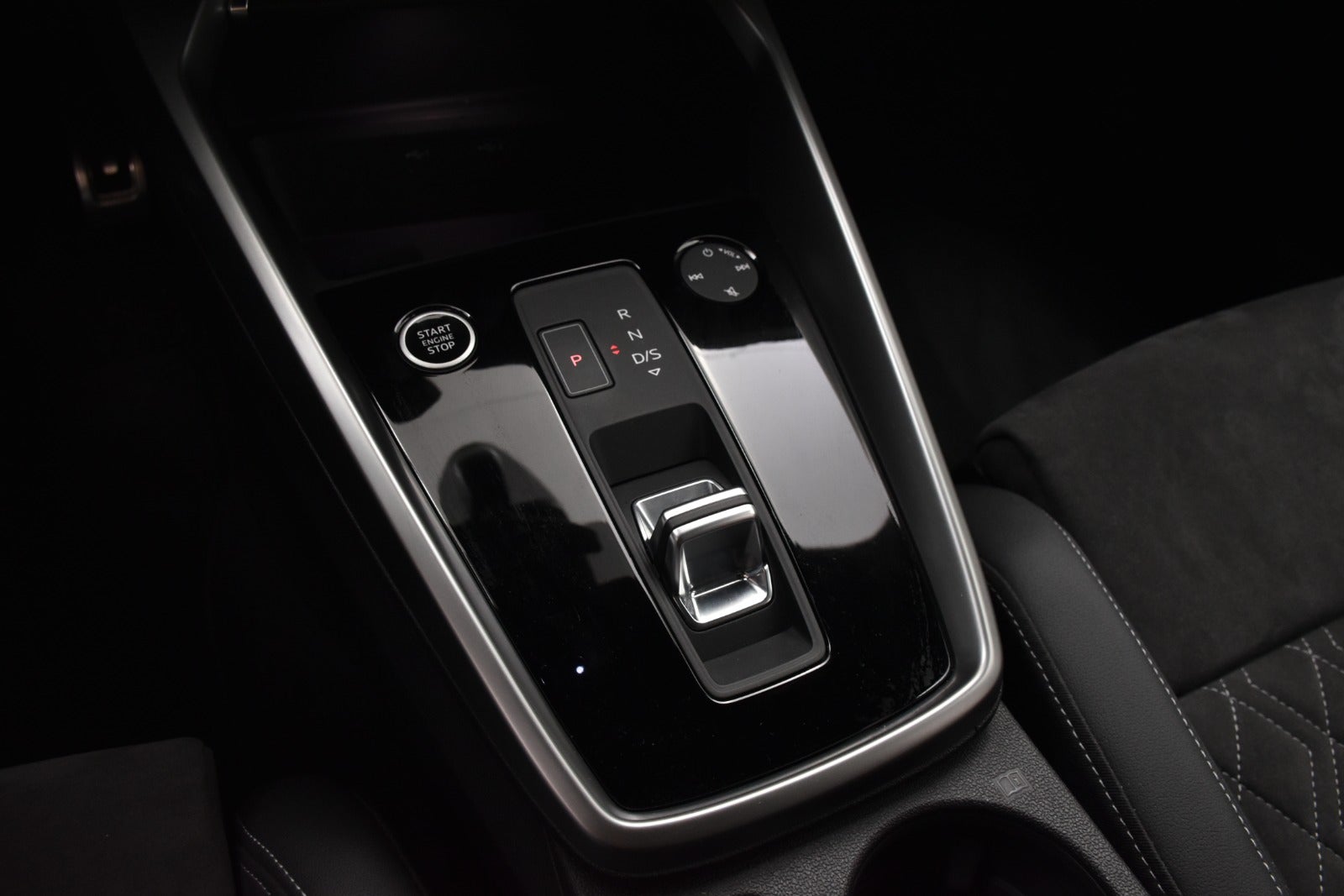 flexleasing-audi-a3-40-tfsi-e-s-line-sportback-s-tr-5d-findleasing