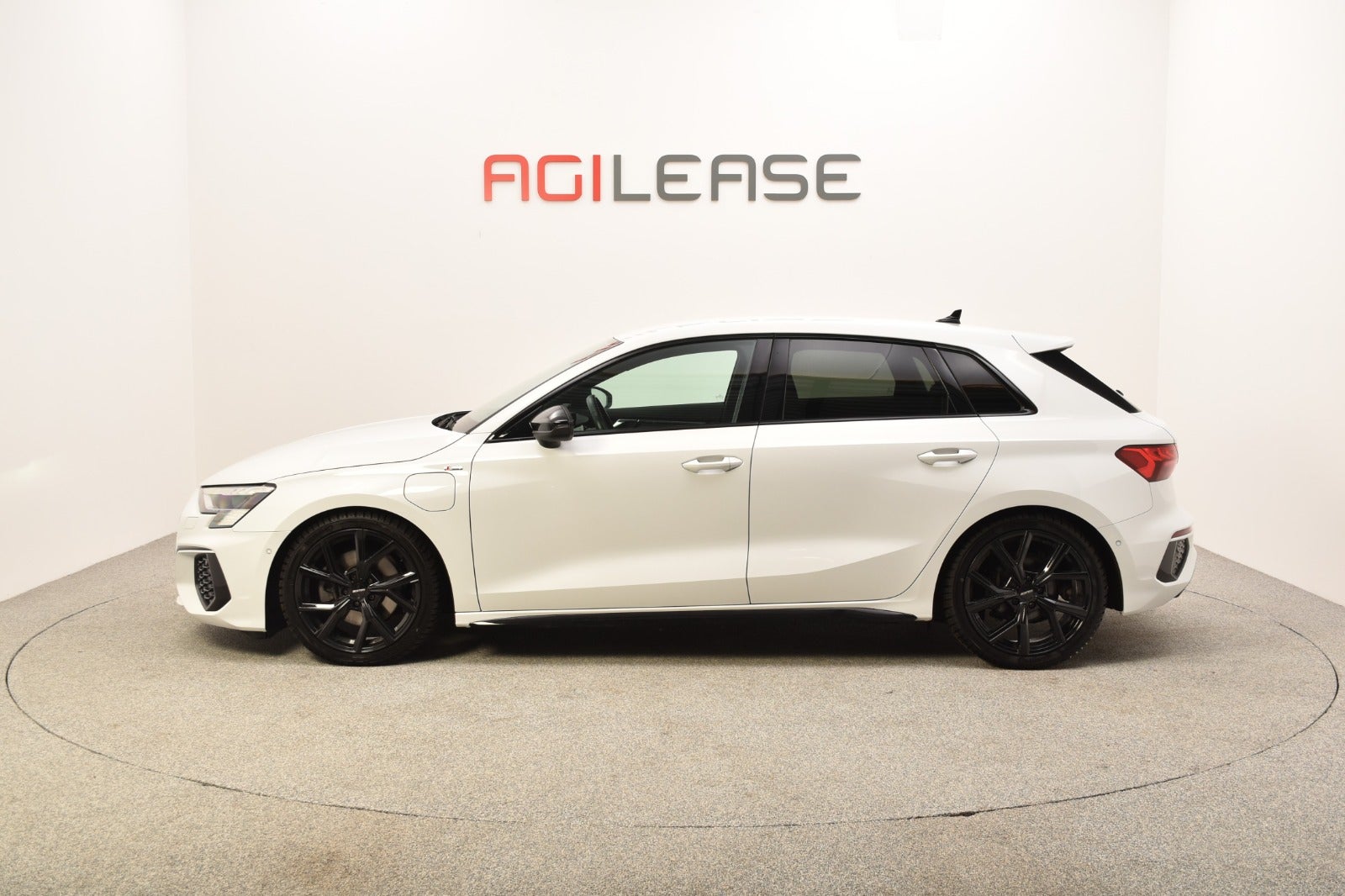 flexleasing-audi-a3-40-tfsi-e-s-line-sportback-s-tr-5d-findleasing