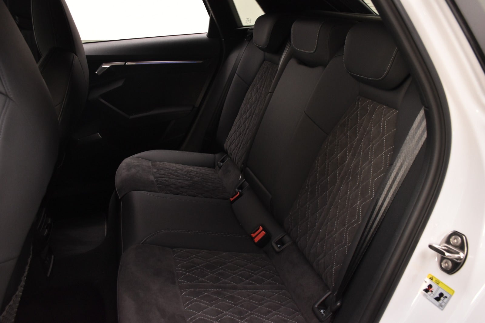 flexleasing-audi-a3-40-tfsi-e-s-line-sportback-s-tr-5d-findleasing