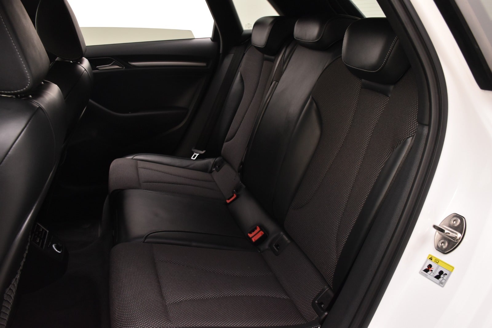 flexleasing-audi-a3-15-tfsi-150-s-line-sportback-s-tr-5d-findleasing