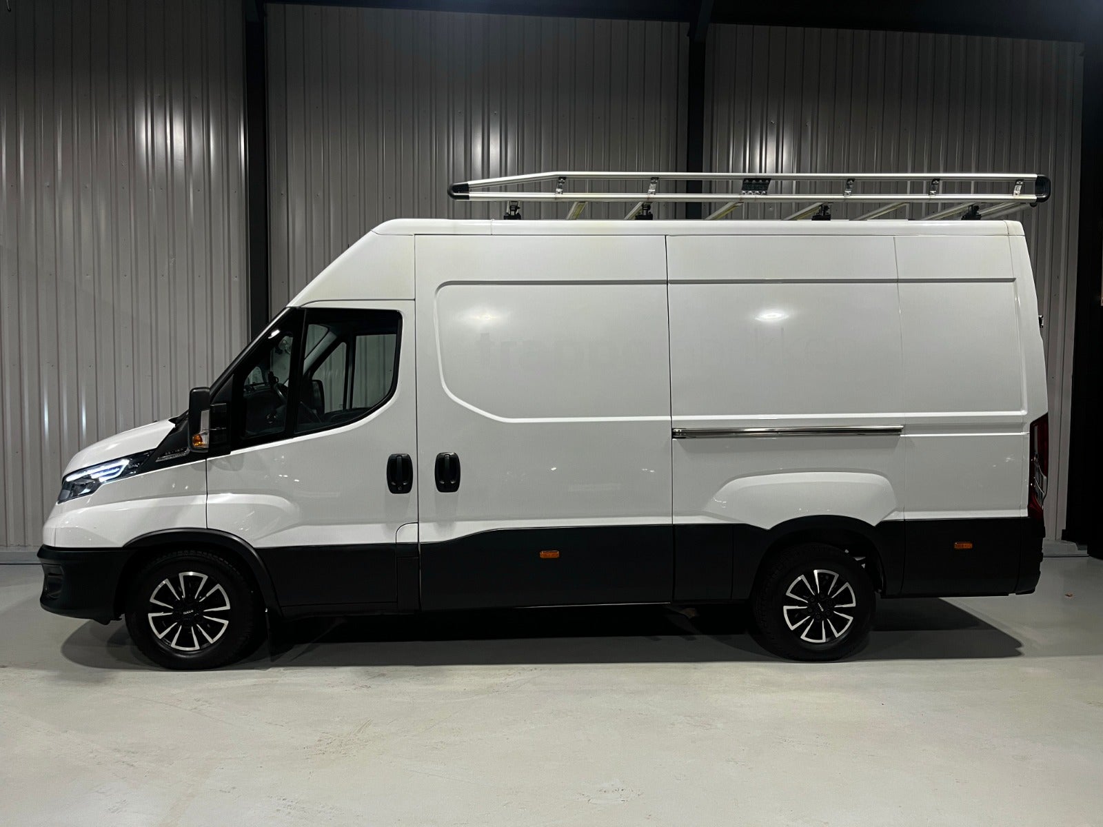 flexleasing-iveco-daily-23-35s16-12m3-van-ag8-findleasing