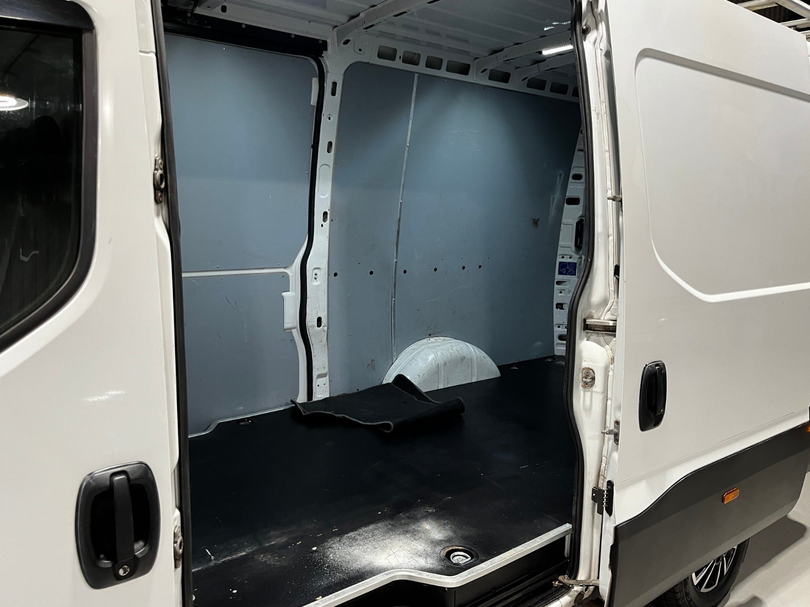 flexleasing-iveco-daily-23-35s16-12m3-van-ag8-findleasing