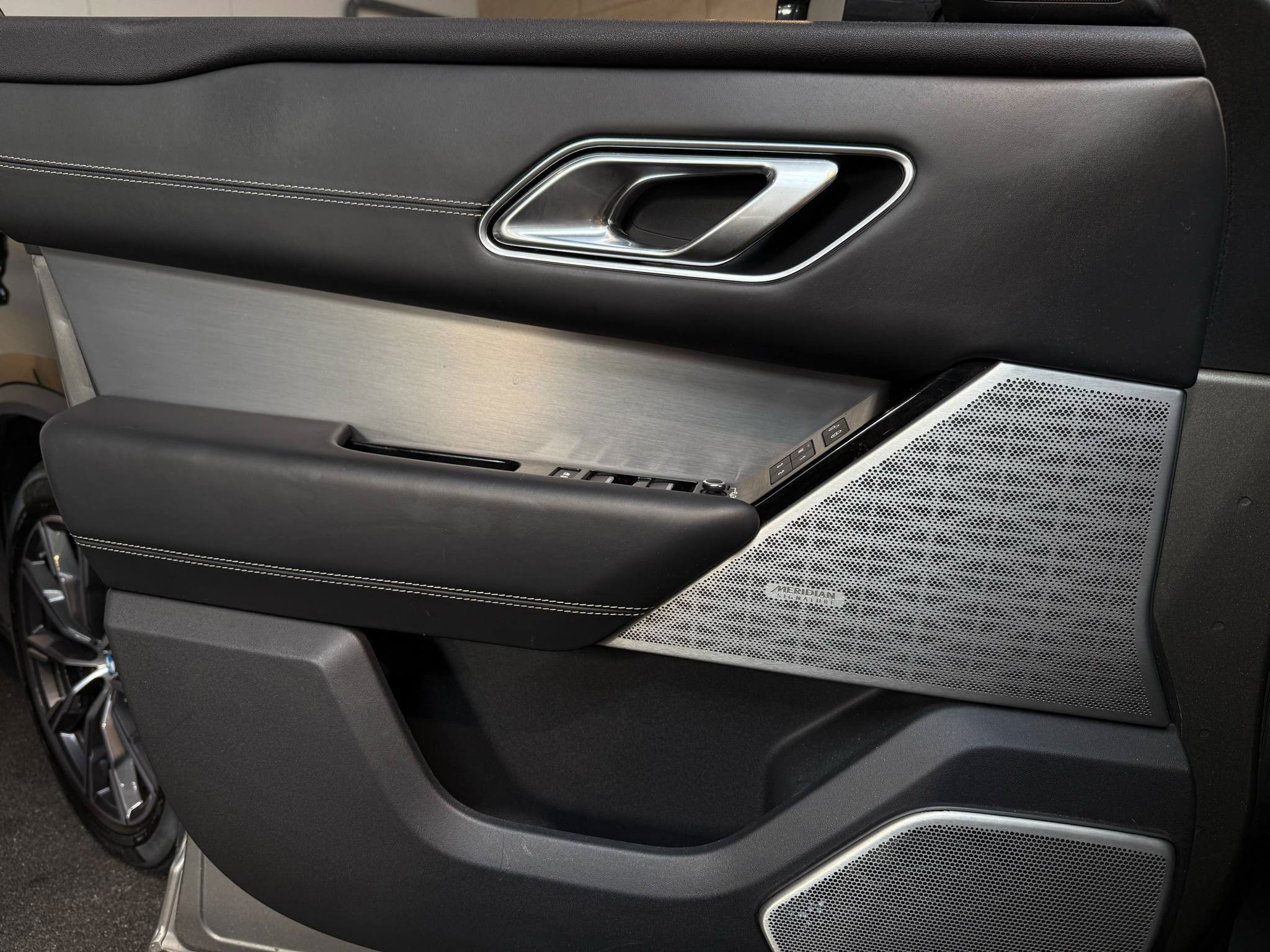 flexleasing-land-rover-range-rover-velar-d-300-30-v6-300-hk-awd-automatic-findleasing