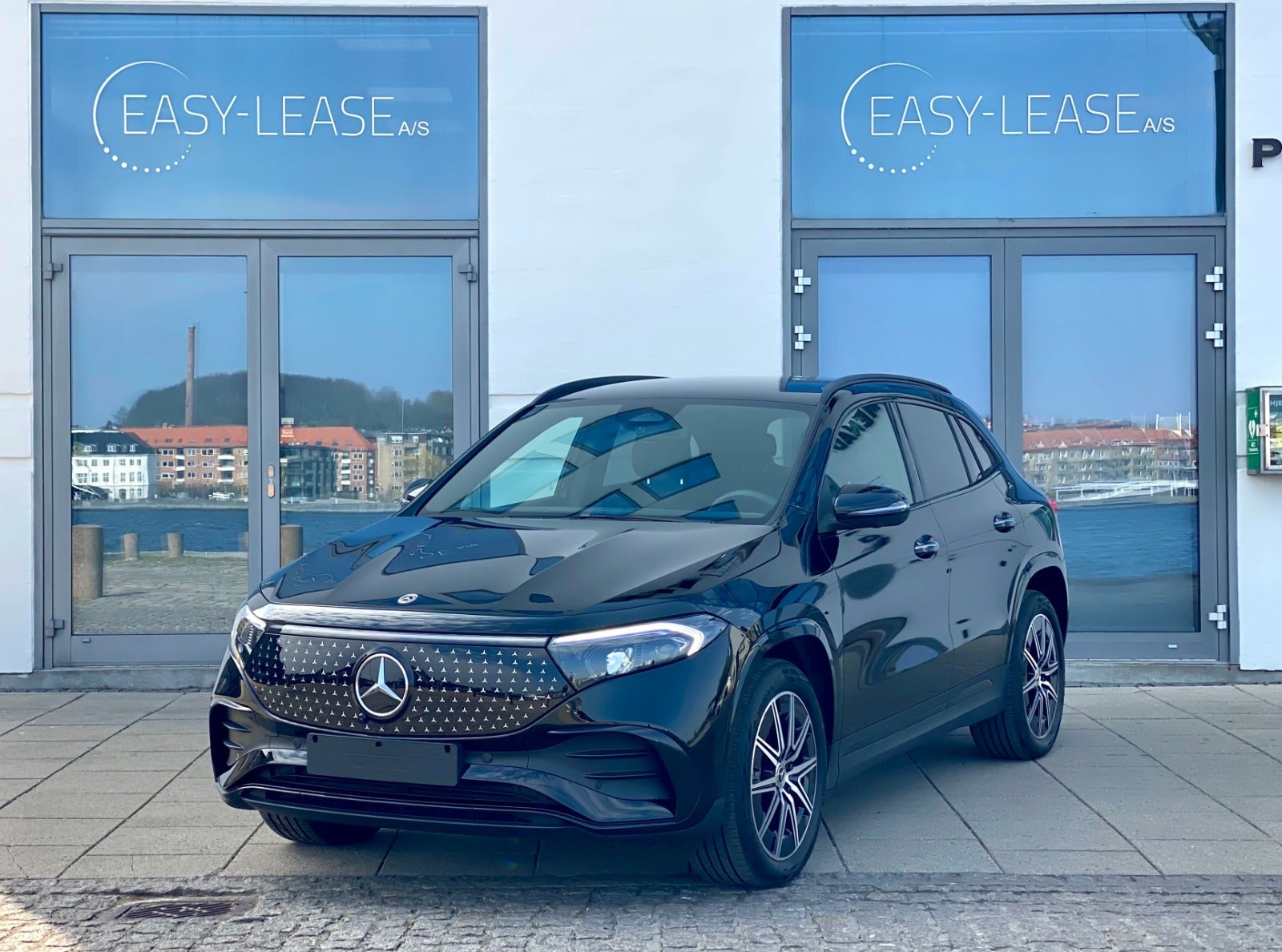 flexleasing-mercedes-eqa300-amg-line-4matic-5d-findleasing
