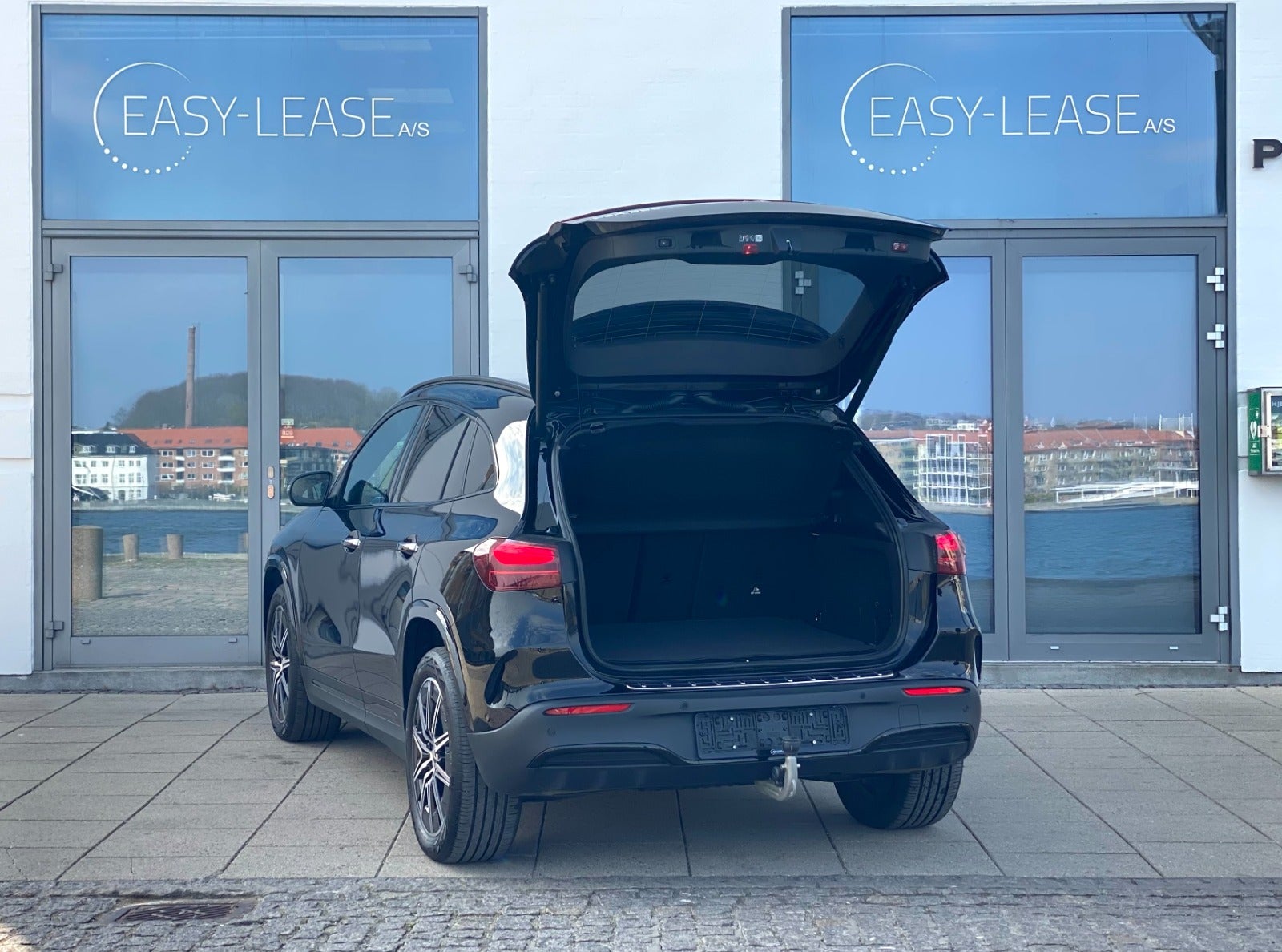 flexleasing-mercedes-eqa300-amg-line-4matic-5d-findleasing