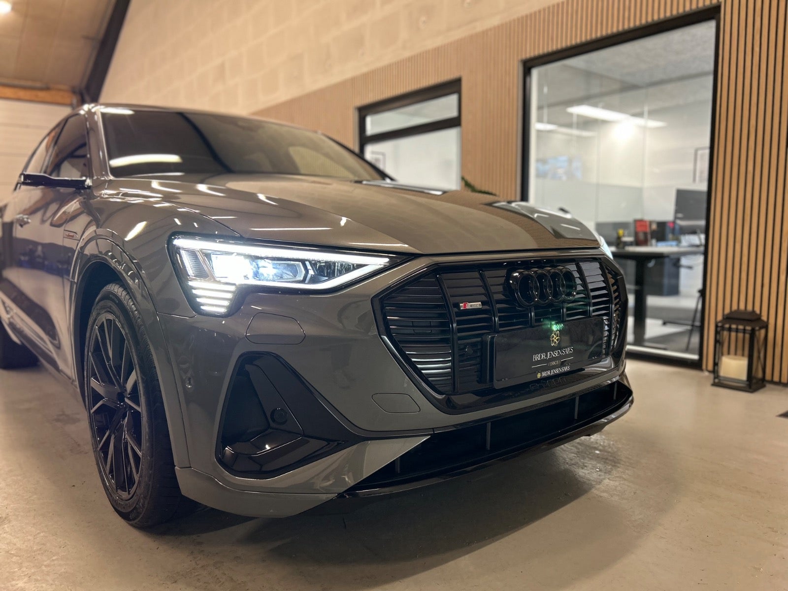 flexleasing-audi-e-tron-55-black-edition-s-line-quattro-5d-findleasing