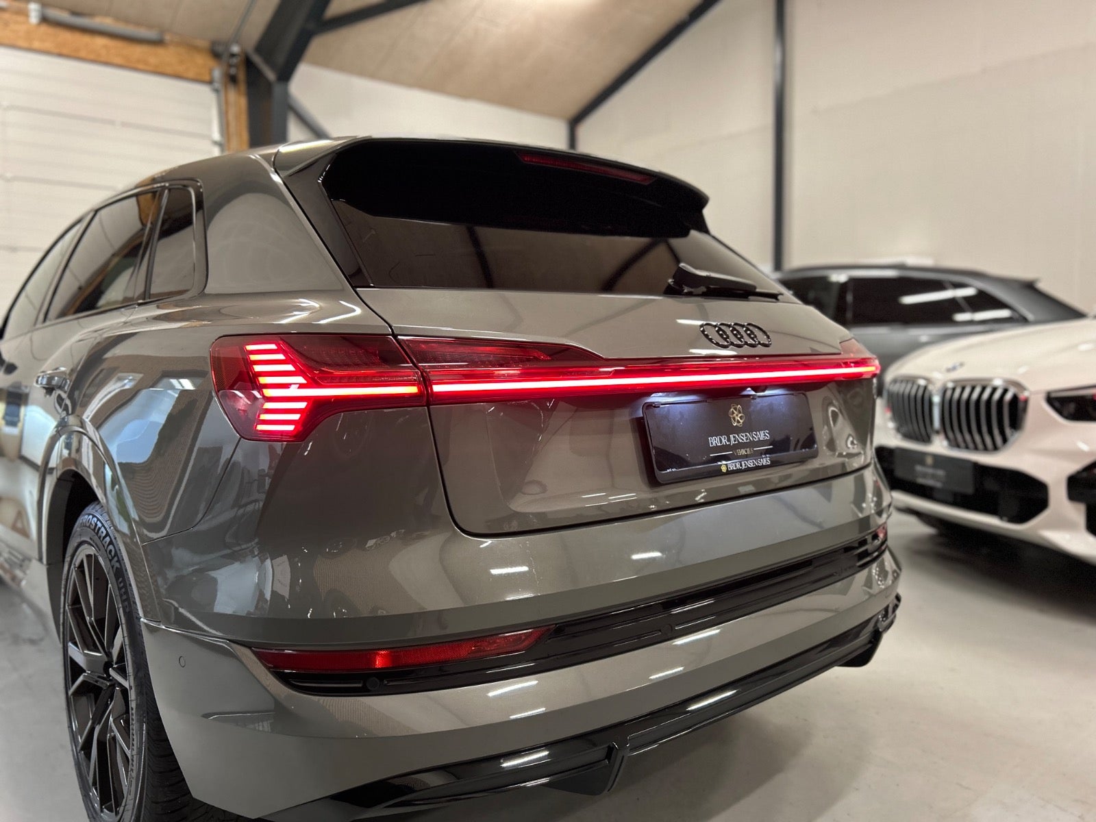 flexleasing-audi-e-tron-55-black-edition-s-line-quattro-5d-findleasing
