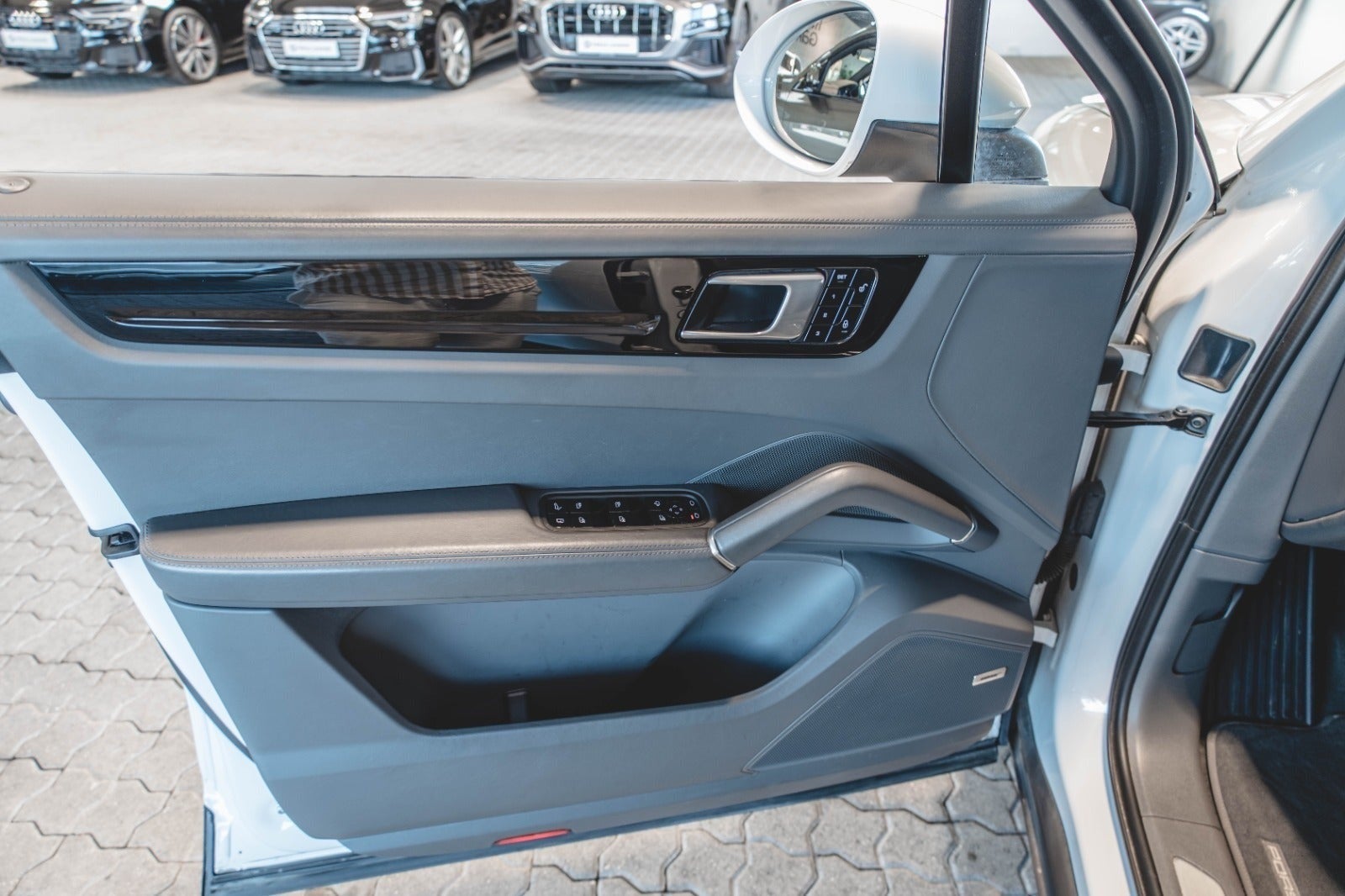 flexleasing-porsche-cayenne-30-e-hybrid-tiptr-5d-findleasing
