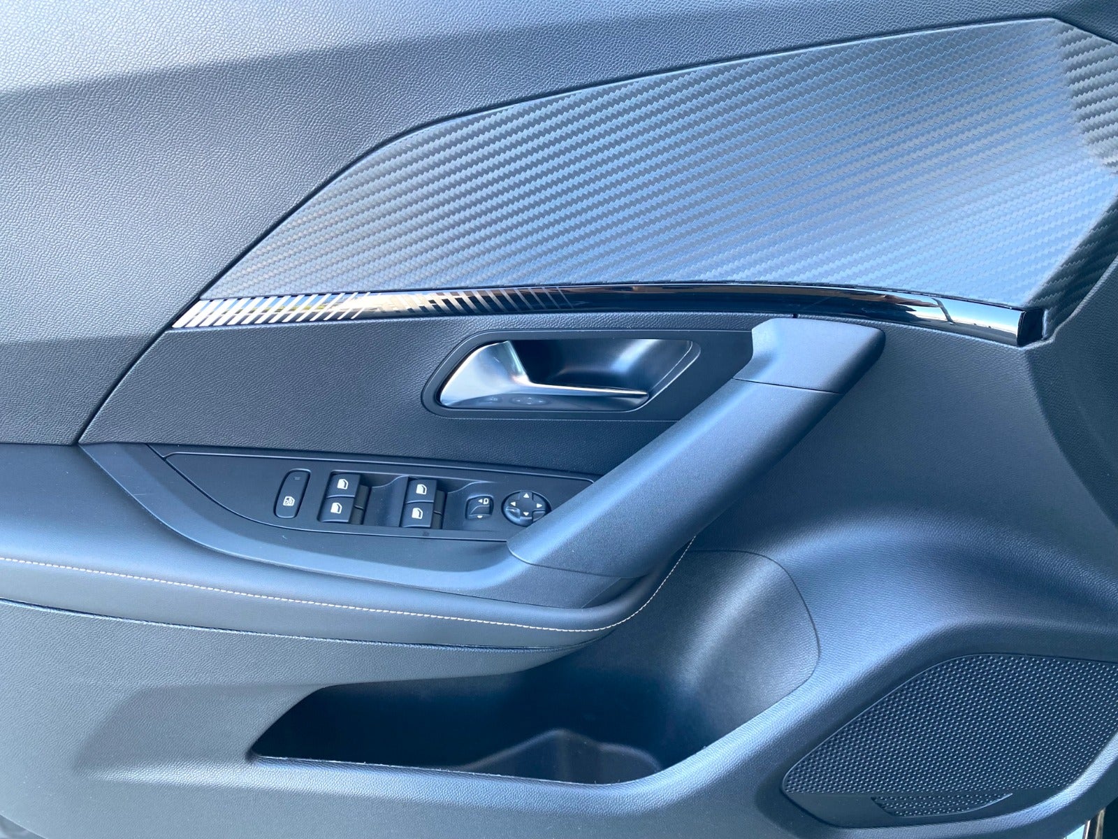 flexleasing-peugeot-2008-12-puretech-130-allure-eat8-5d-findleasing