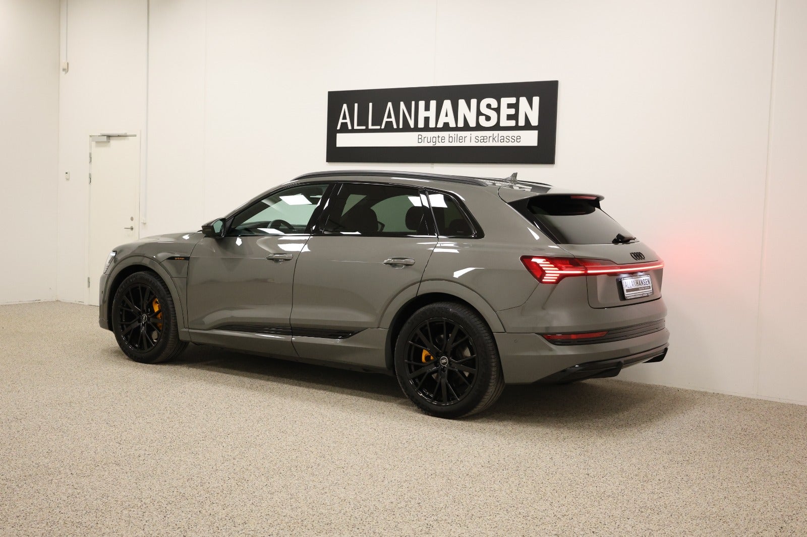 flexleasing-audi-e-tron-55-black-edition-s-line-quattro-5d-findleasing