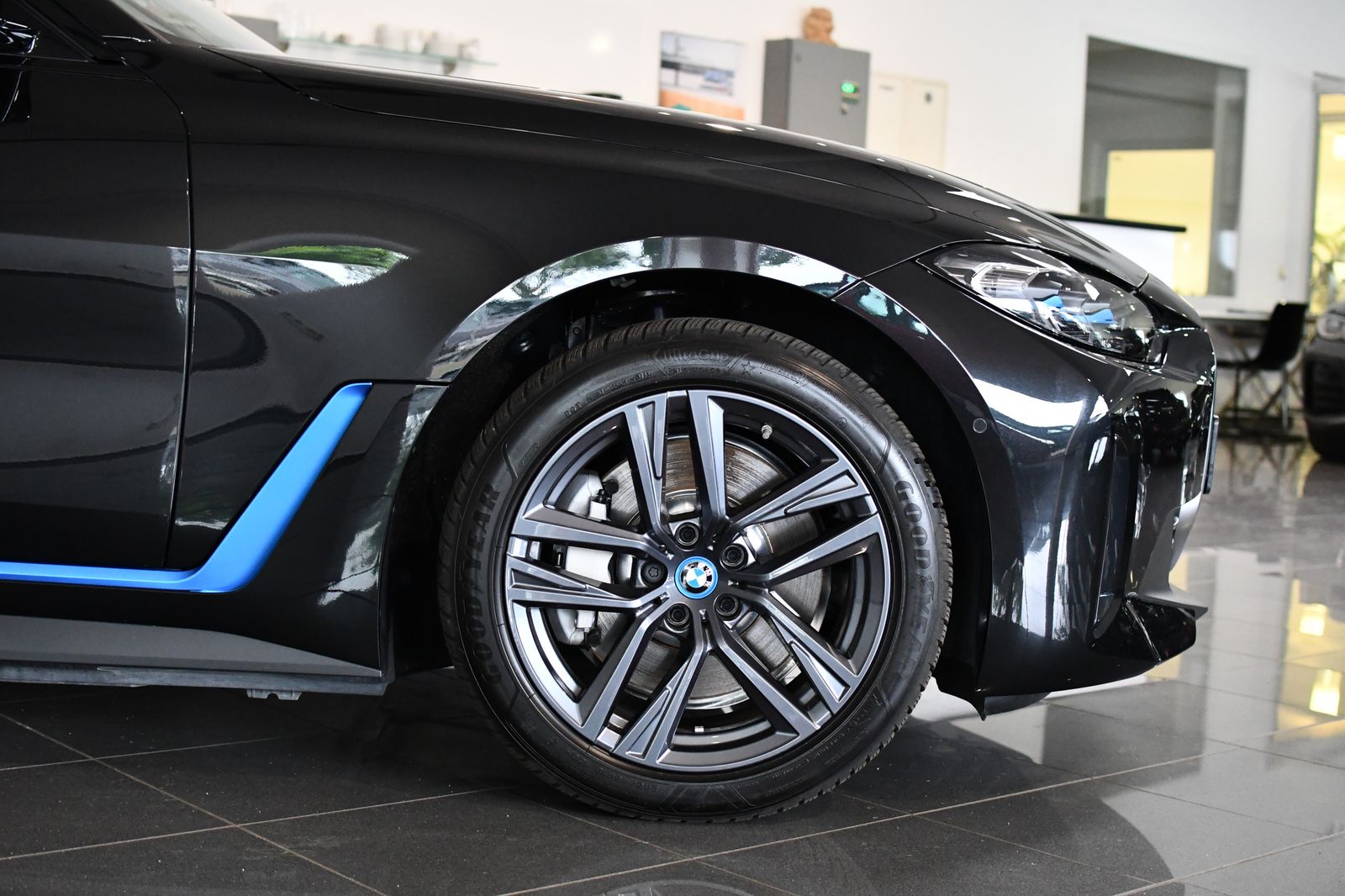 BMW i4 35 eDrive Sport Sitze AHK Laser GSD ACC HUD
