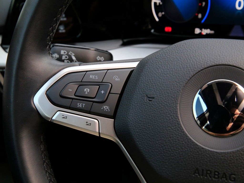 VW Golf VIII 1.0 TSI Life Navi/LED/SHZ