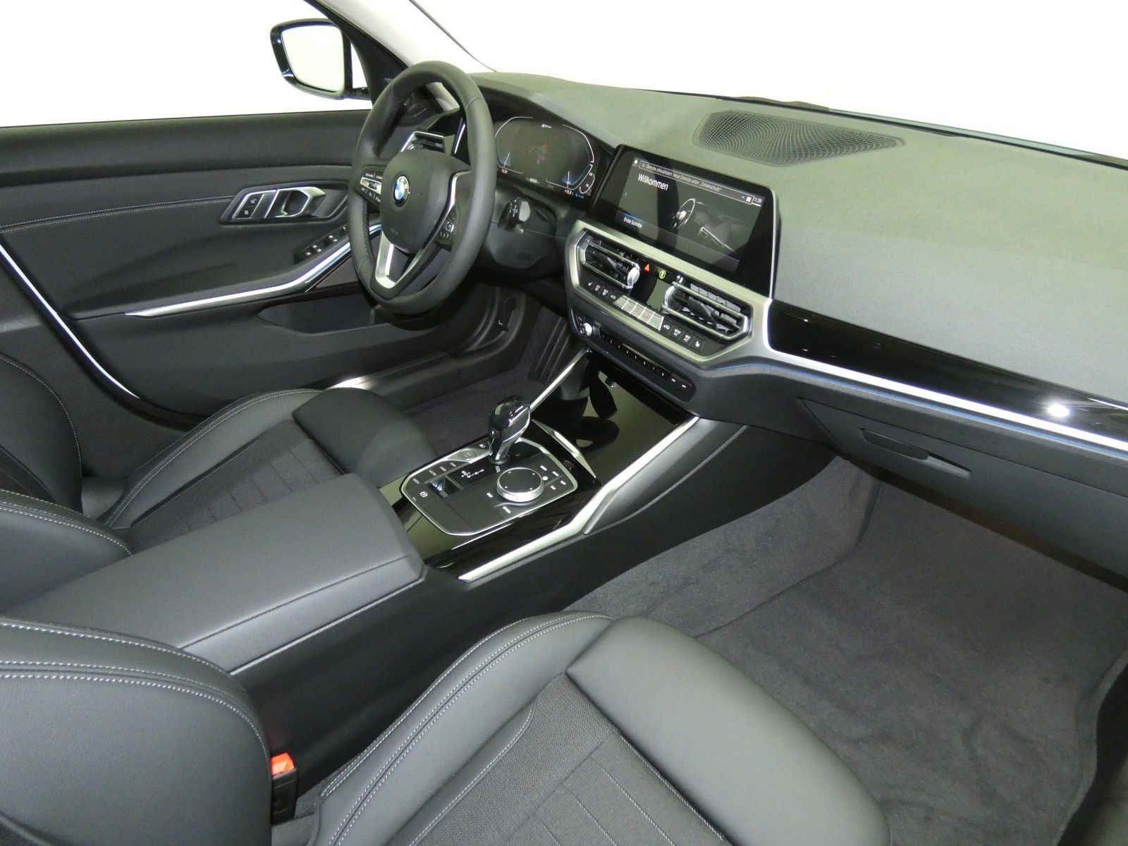 BMW 330e xDrive Touring (Sport-Line Navi LED AHK)
