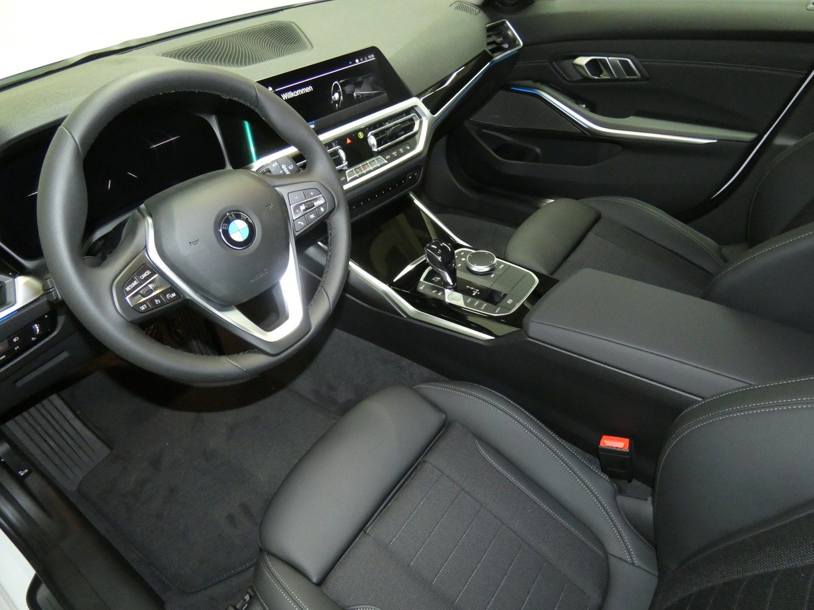 BMW 330e xDrive Touring (Sport-Line Navi LED AHK)