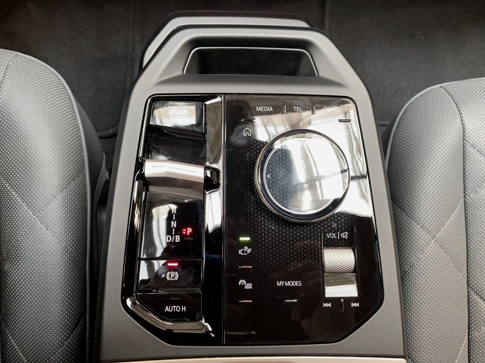 BMW iX4 xDr Sport 360° AHK Sitzbel ACC HuD Laser
