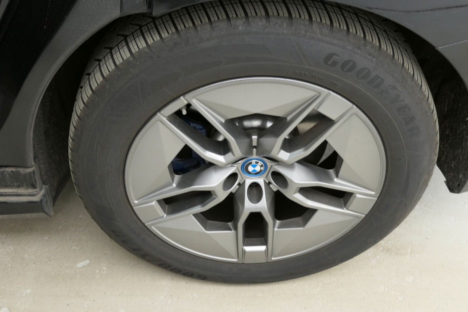 BMW iX4 xDrive Sport AHK HuD ACC KZ 4-Z-Klimaaut.