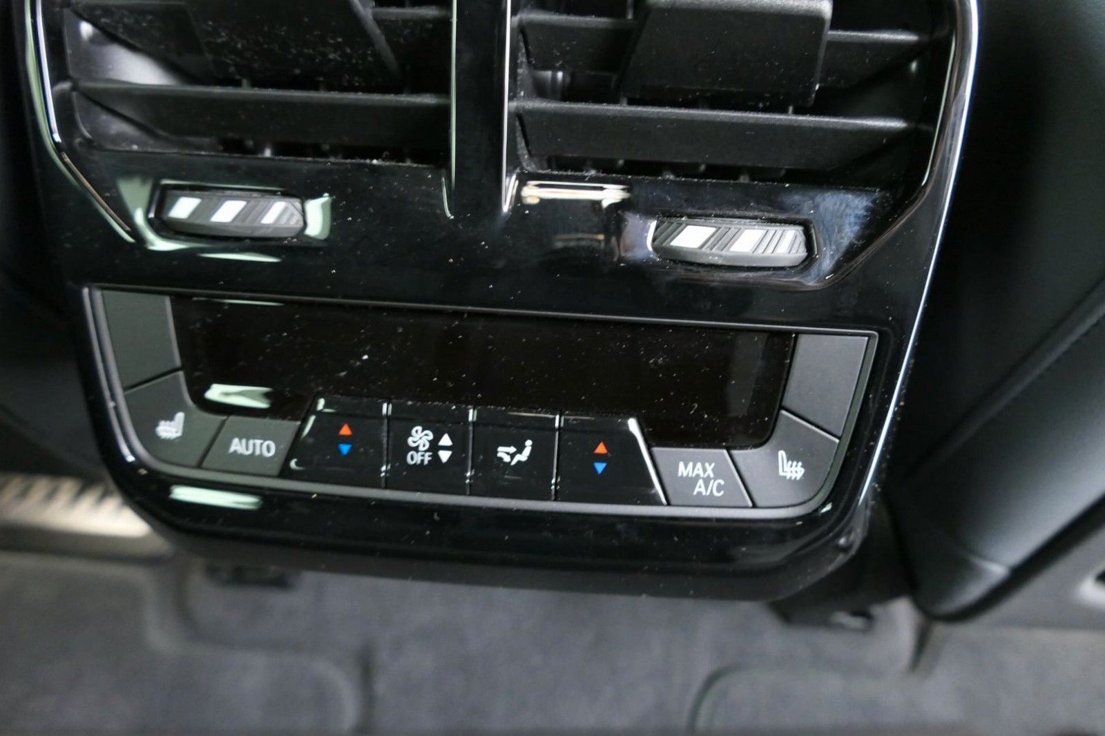 BMW iX4 xDrive Sport AHK HuD ACC KZ 4-Z-Klimaaut.