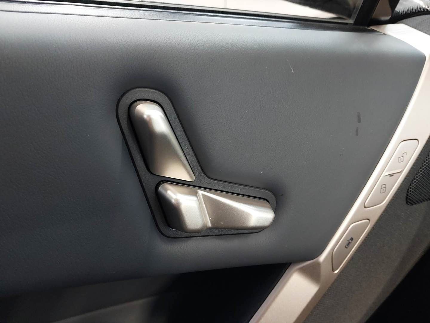 BMW iX4 xDrive Sport AHK HuD ACC KZ 4-Z-Klimaaut.
