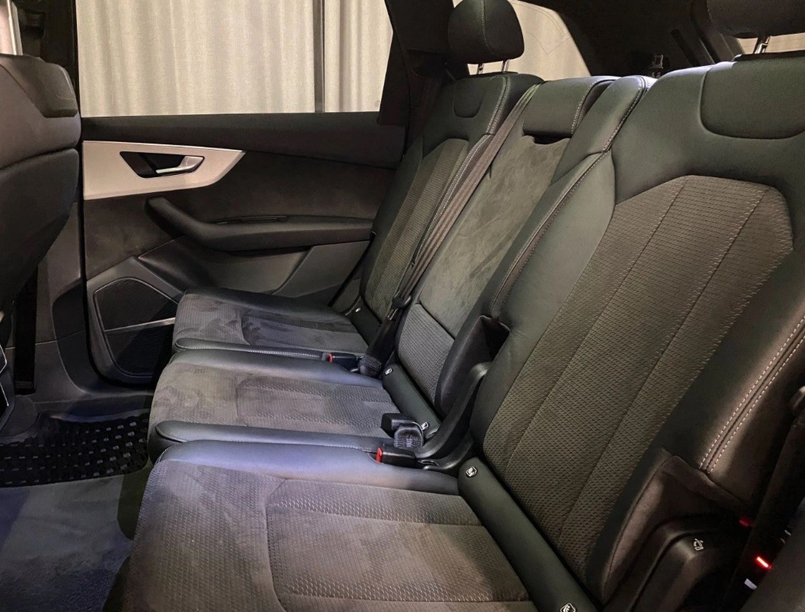 Audi Q7 50 TDI quattro S line *7-SITZ/MATRIX/AHK/360*