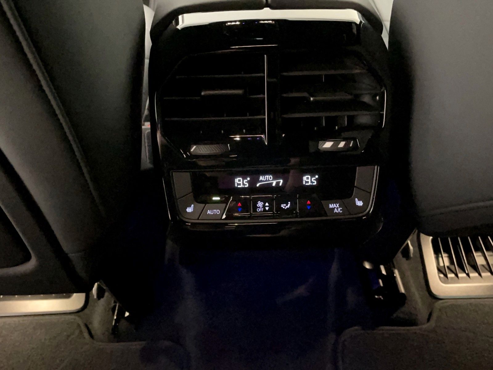 BMW iX4 40 xDr Sport 360° AHK Sitzbel ACC HuD Laser