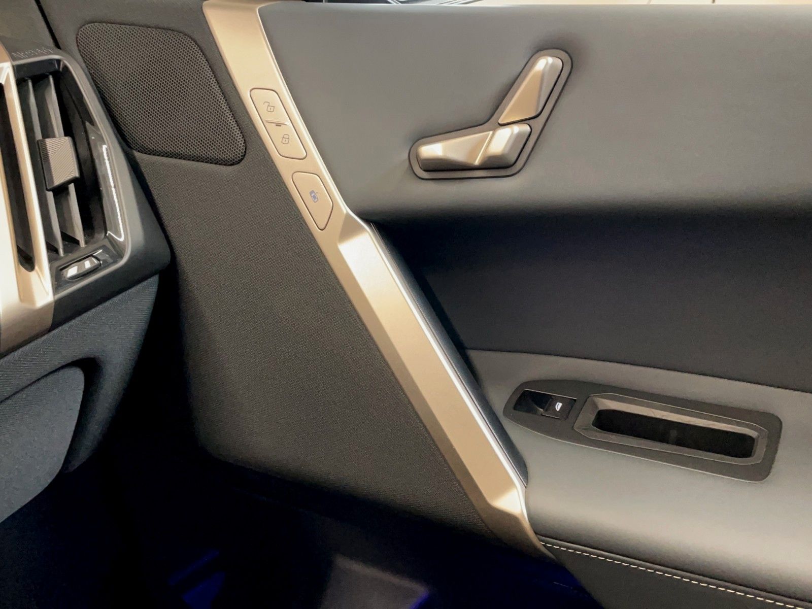 BMW iX4 40 xDr Sport 360° AHK Sitzbel ACC HuD Laser