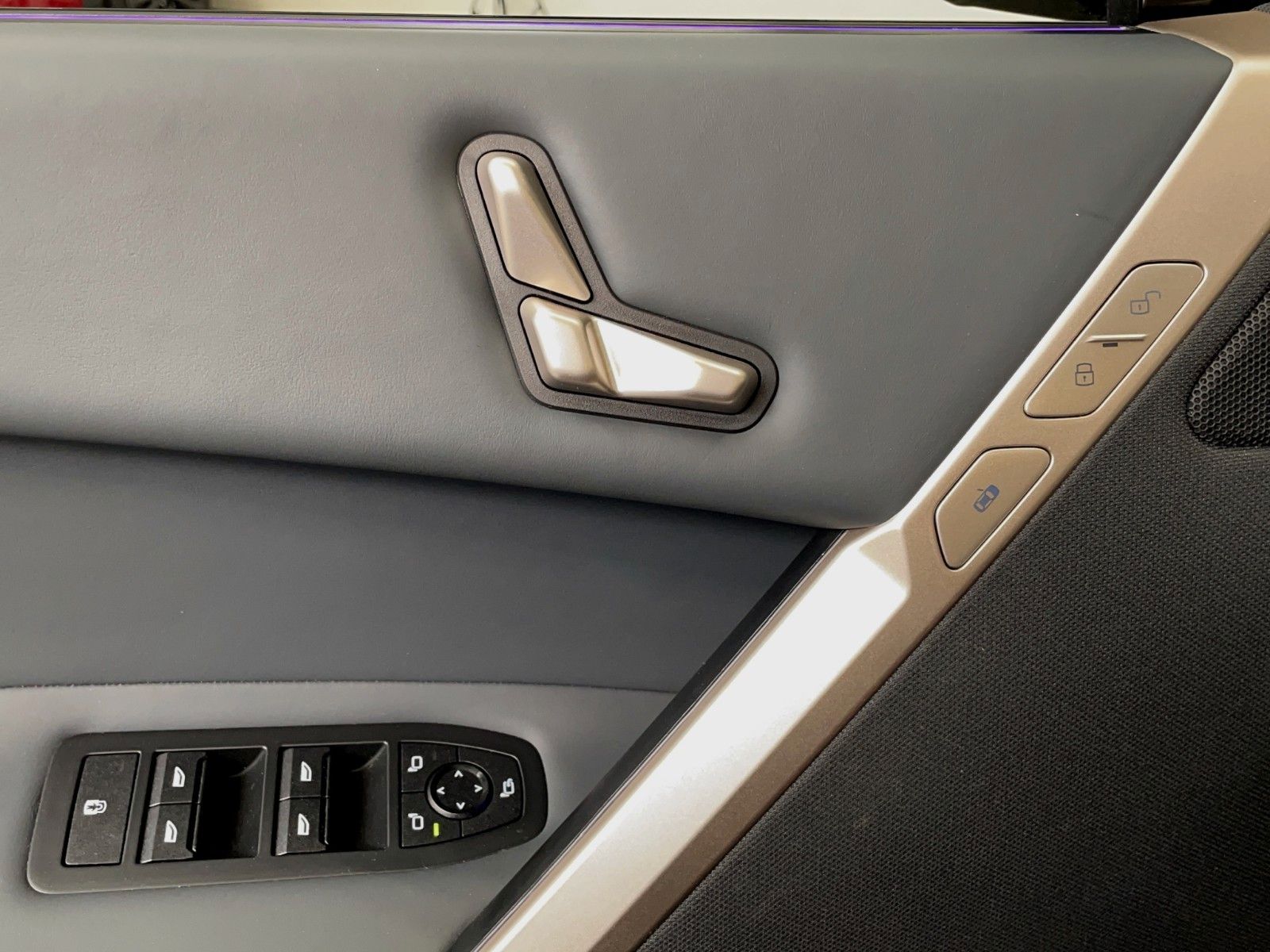 BMW iX4 40 xDr Sport 360° AHK Sitzbel ACC HuD Laser