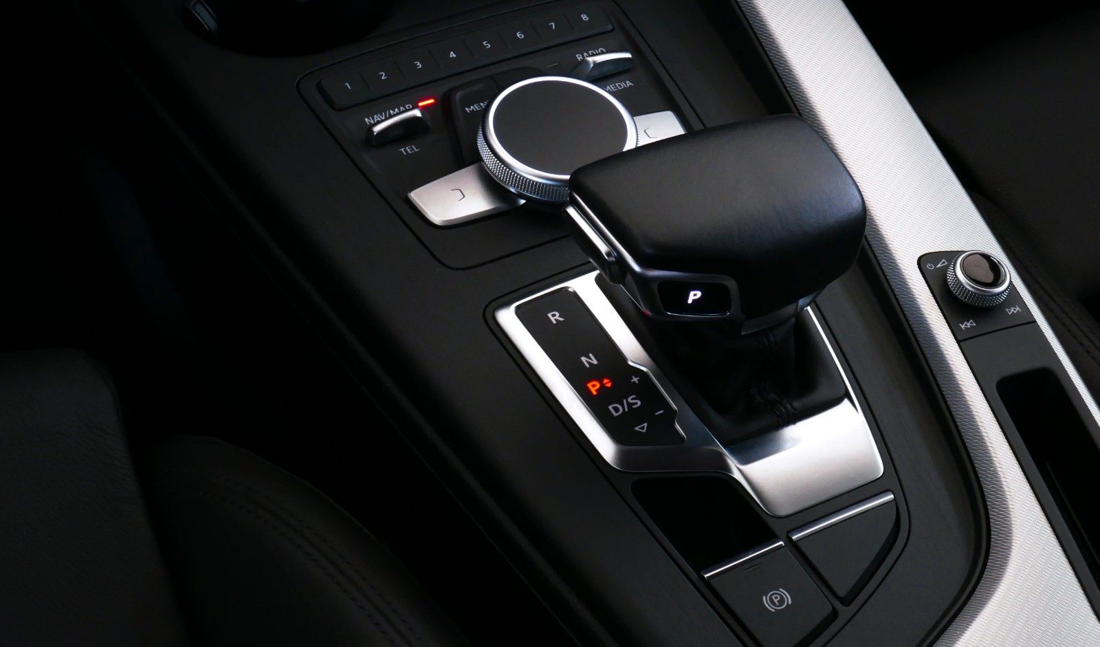 Audi A4 45 TFSI quattro Sport Black ACC Leder Cam AHK