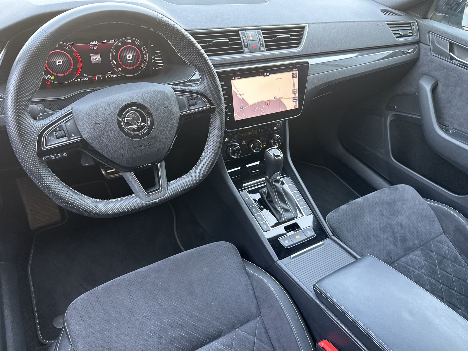 Skoda Superb Combi 4x4 Sportline NAV+XEN+AHK+PANO+ACC