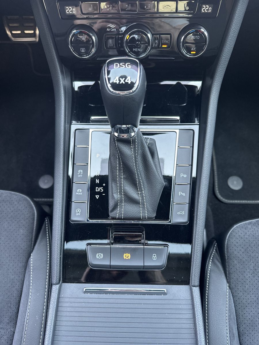 Skoda Superb Combi 4x4 Sportline NAV+XEN+AHK+PANO+ACC