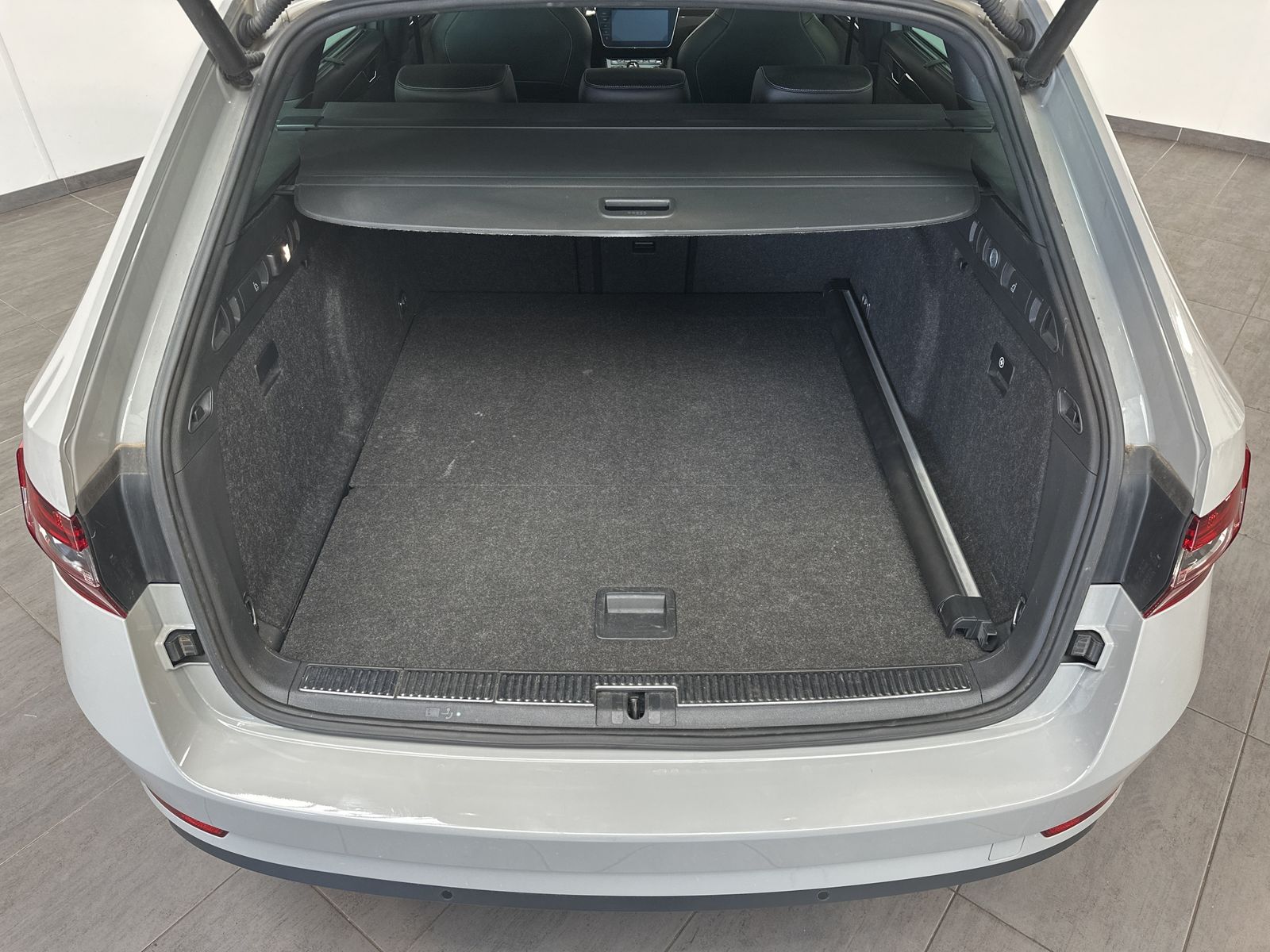 Skoda Superb Combi 4x4 Sportline NAV+XEN+AHK+PANO+ACC