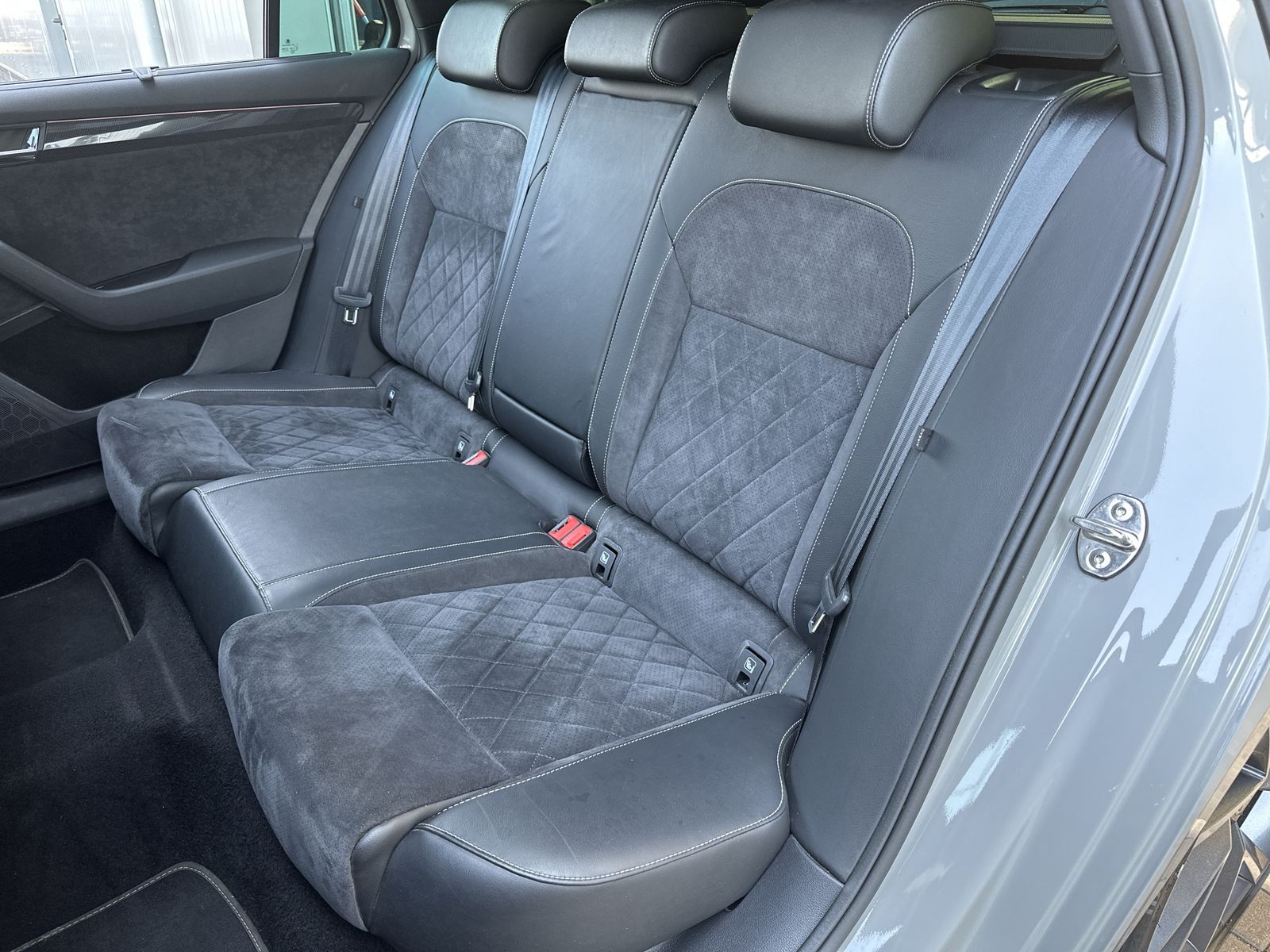 Skoda Superb Combi 4x4 Sportline NAV+XEN+AHK+PANO+ACC