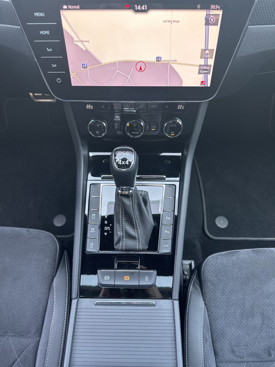 Skoda Superb Combi 4x4 Sportline NAV+XEN+AHK+PANO+ACC