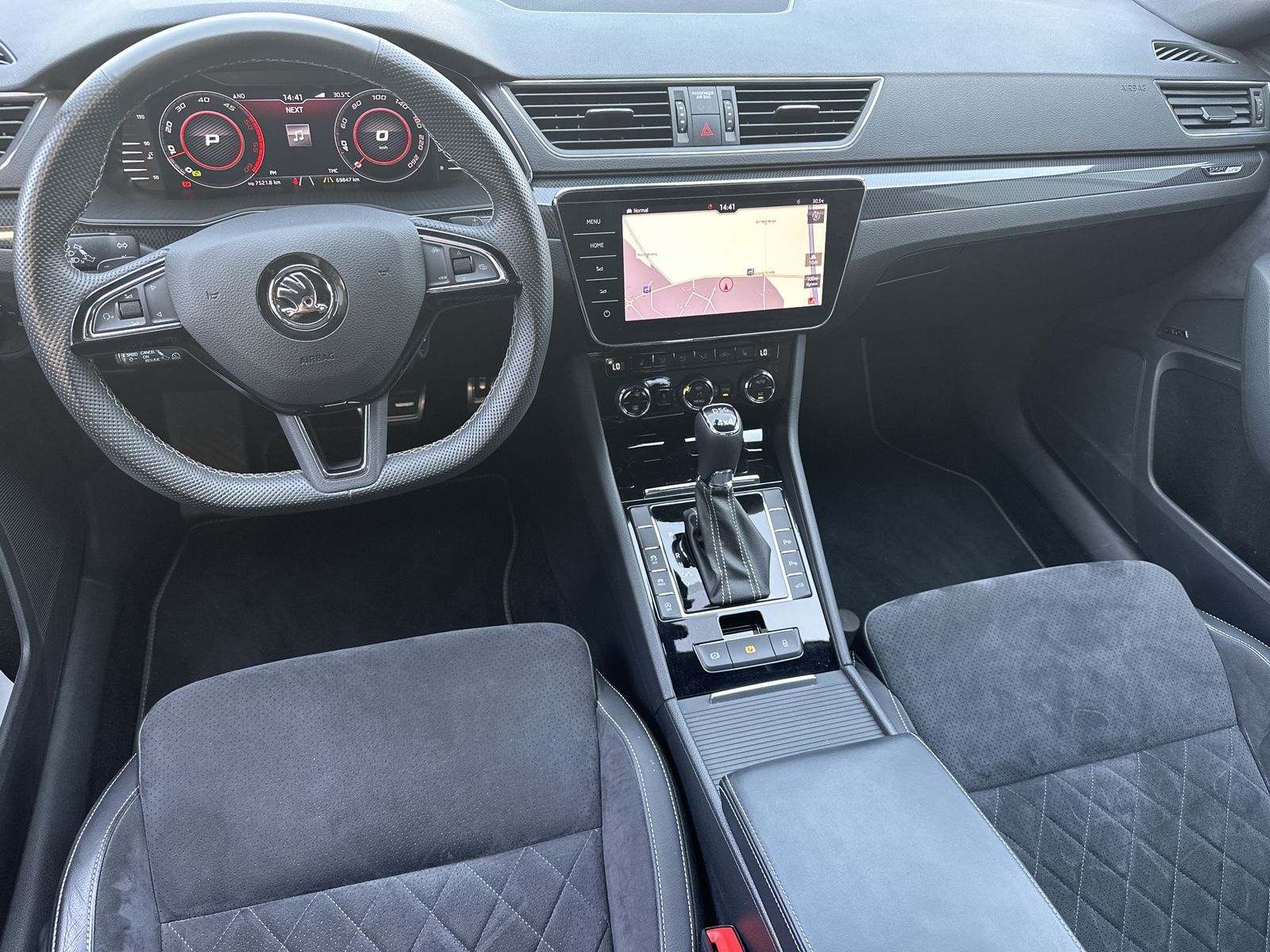 Skoda Superb Combi 4x4 Sportline NAV+XEN+AHK+PANO+ACC