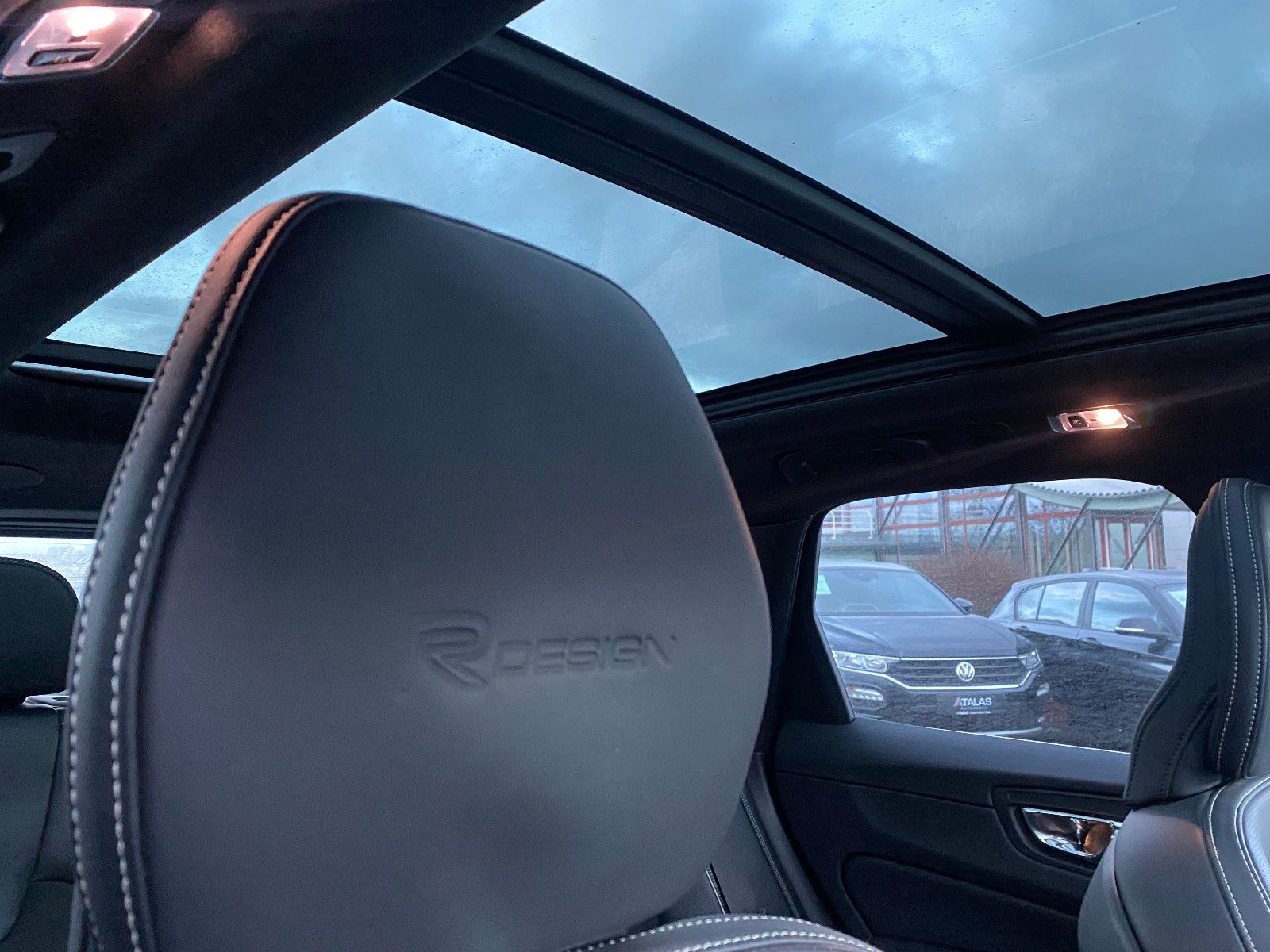 Volvo XC60 R Design 4x4*Panorama-Head-Up-AHK*