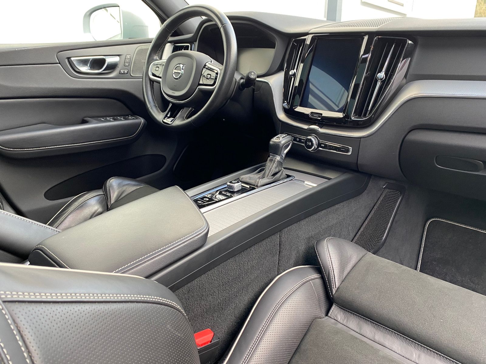 Volvo XC60 R Design 4x4*Panorama-Head-Up-AHK*