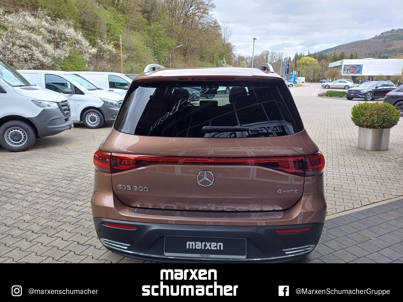 Mercedes EQB300 4M Progressive Distr+Pano+360°+LED+Sound