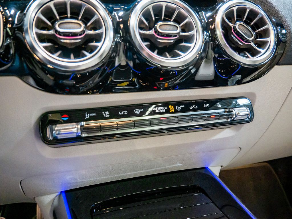 Mercedes EQA300 4M Progressive AHK PANO HUD LED NAVI SHZ