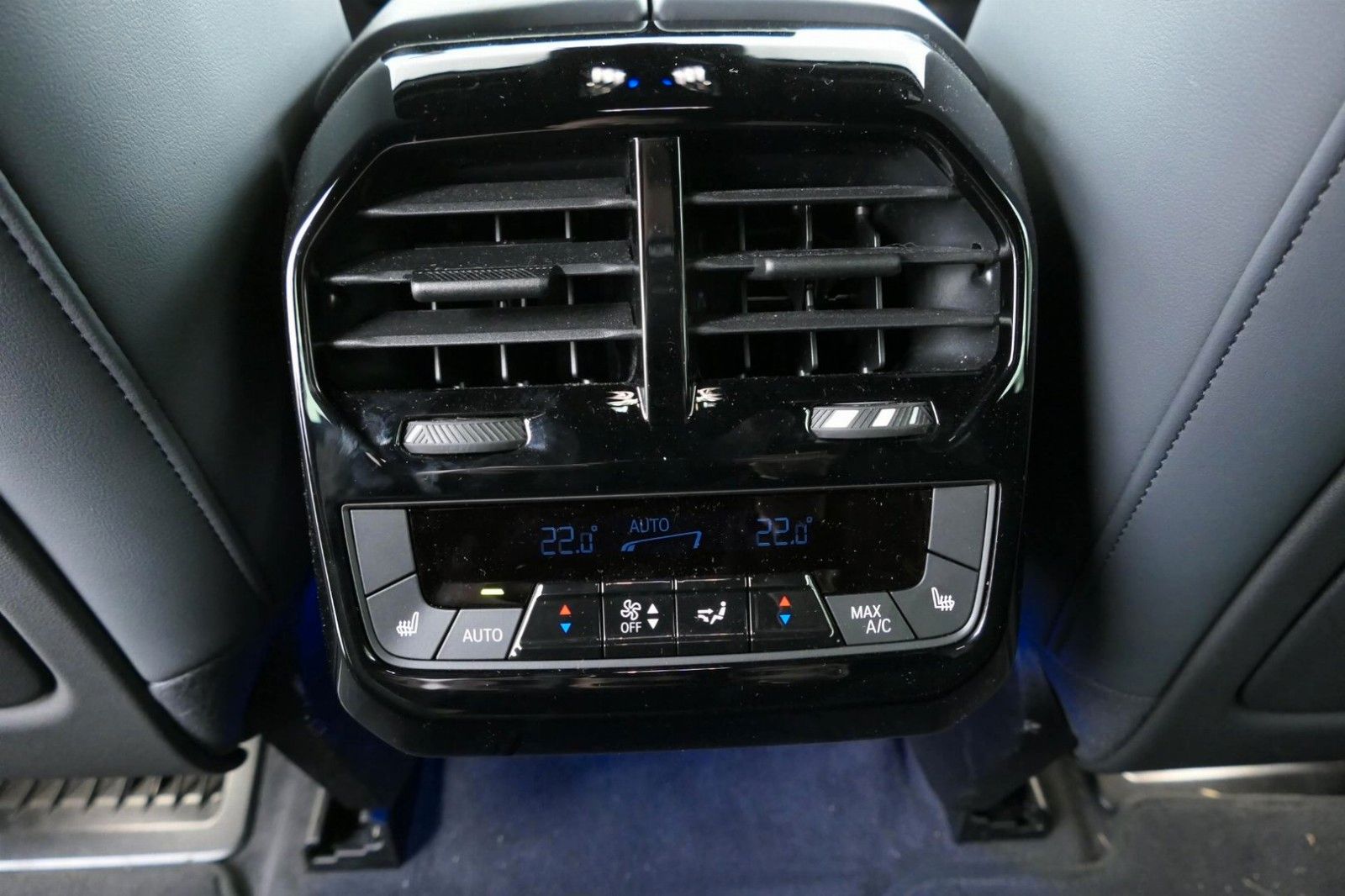 BMW iX4 xDr Sport 360° AHK Sitzbel ACC HuD Laser