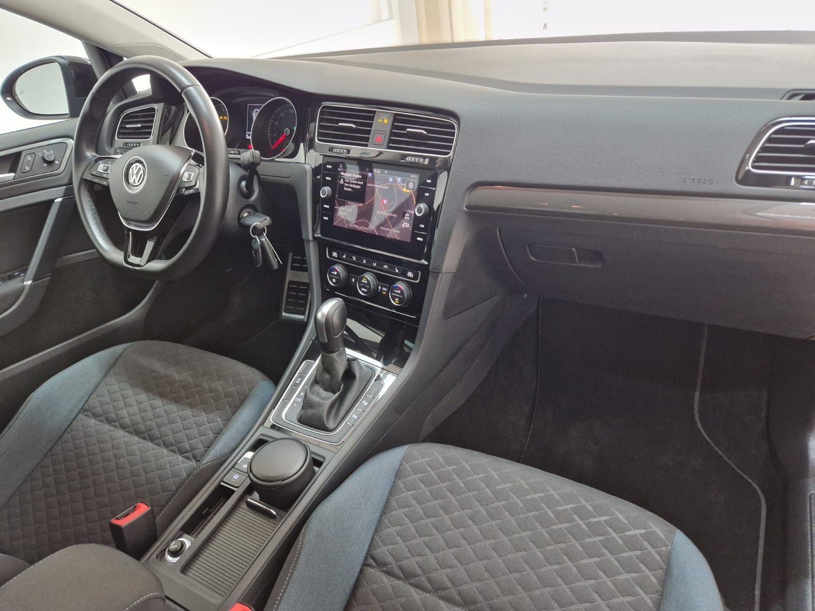 VW Golf VII Lim. IQ.DRIVE DSG LED Standheizung DAB+