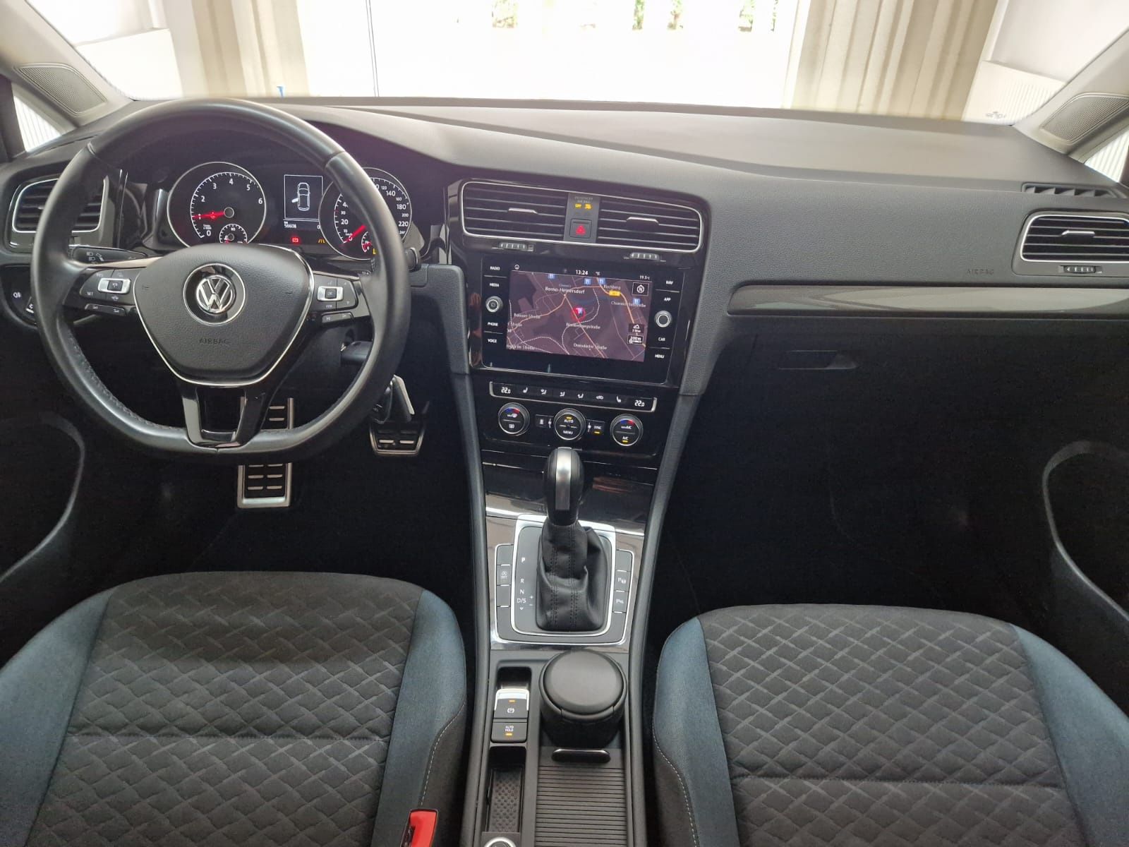 VW Golf VII Lim. IQ.DRIVE DSG LED Standheizung DAB+